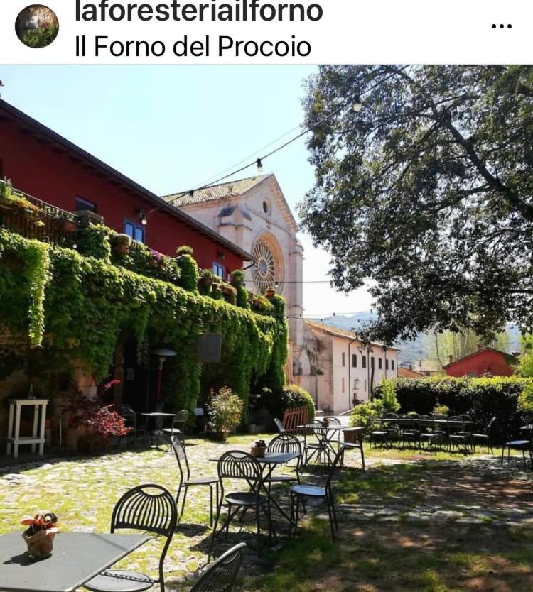 Casette Rosse Nel Borgo Medievale Di Fossanova Latina Kültér fotó