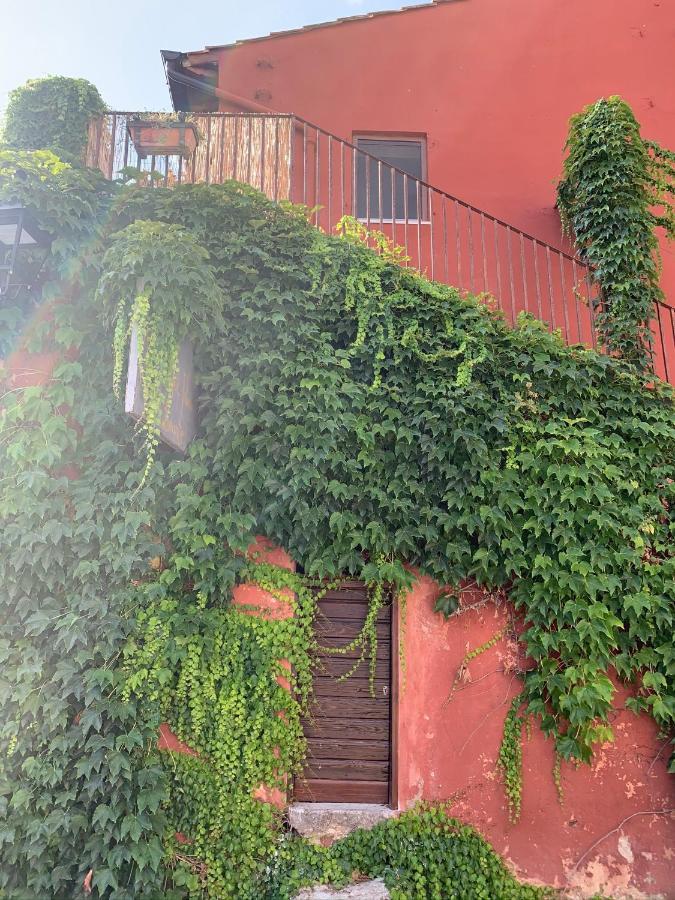 Casette Rosse Nel Borgo Medievale Di Fossanova Latina Kültér fotó